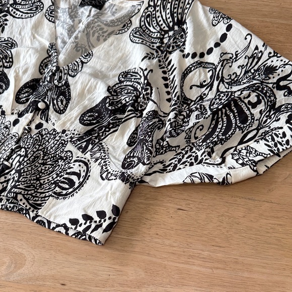 Elegant Black and White Women's Blouse - Picture 3 of 4